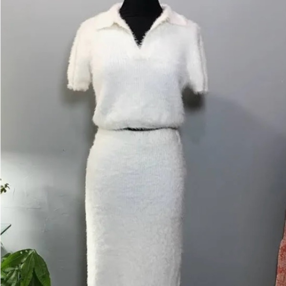 House of Harlow 2 piece cream sweater set in ivory.  Size medium